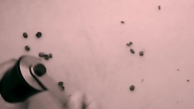 90 derecelik kişi elle kavrulmuş kahve çekirdeğini öğütüyor.