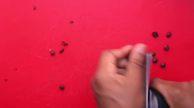 90 derecelik kişi elle kavrulmuş kahve çekirdeğini öğütüyor.