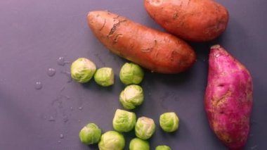 90 derece manzara şefi tatlı patates ve brussel lahanası hazırlıyor.