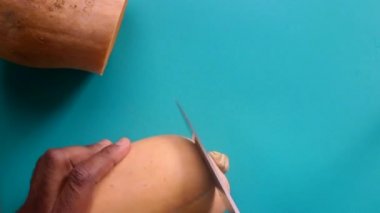 Düz insan elleri balkabağı ezmesi hazırlıyor.