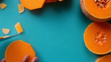 Düz manzara şefi mutfakta kabak ezmesi hazırlıyor.