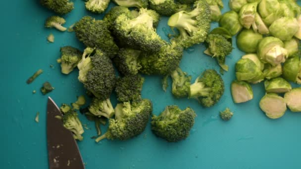 Graders Kock Förbereder Brysselkål Och Broccoli — Stockvideo