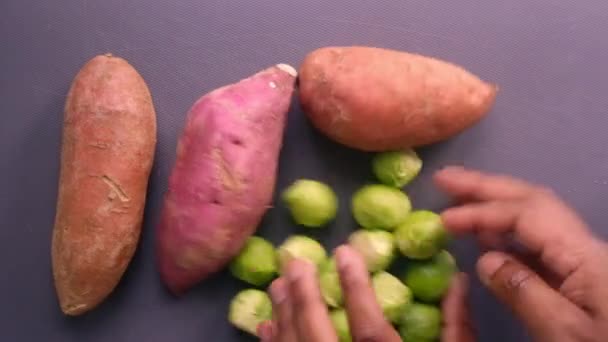 Graders Kock Som Bereder Sötpotatis Och Brysselkål — Stockvideo