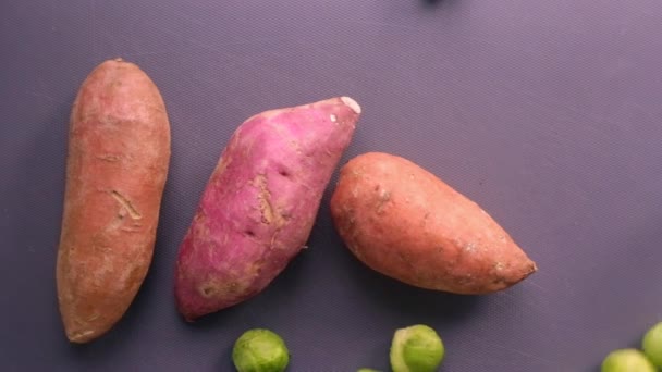 Stopni Kucharz Przygotowuje Słodkie Ziemniaki Brukselki — Wideo stockowe