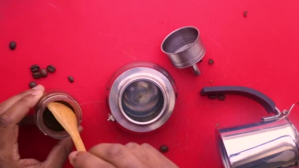 주전자로 에스프레소 커피를 만드는 — 비디오
