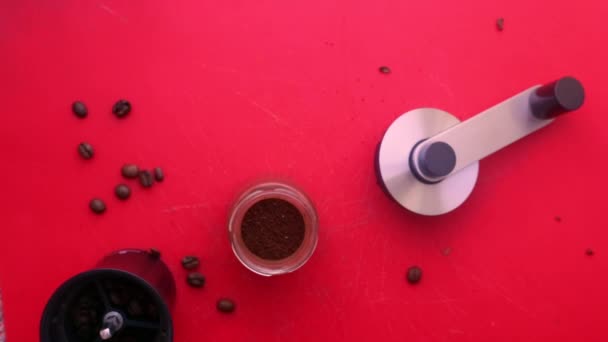 90 Grad Person macht Espresso-Kaffee mit Mokka-Kanne