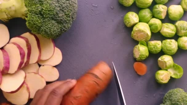 Derece Insan Tatlı Patates Brussel Filizleri Hazırlıyor — Stok video