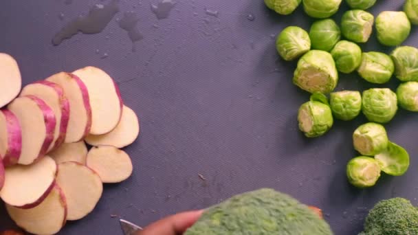 Stopni Osoby Przygotowującej Słodkie Ziemniaki Brukselki — Wideo stockowe