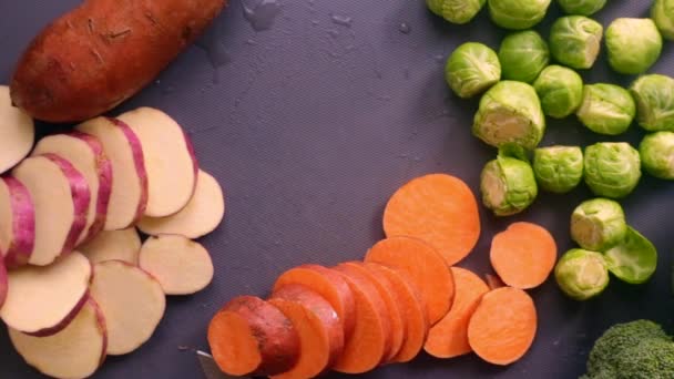 Grader Person Som Bereder Sötpotatis Och Brysselkål — Stockvideo