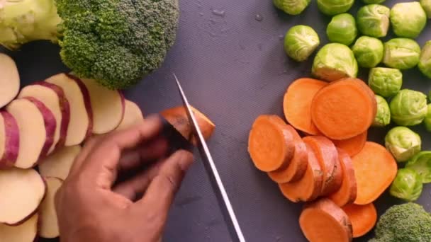 Grado Persona Che Prepara Patate Dolci Cavoletti Bruxelles — Video Stock