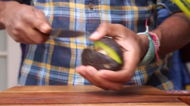 キッチンで健康的な食事を準備する人の手の近くのビュー — ストック動画
