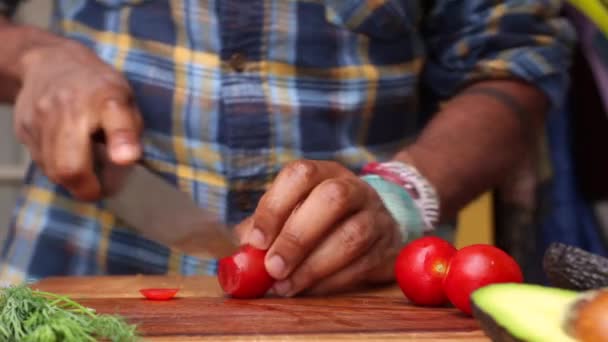 Vue Rapprochée Personne Mains Préparant Repas Sain Dans Cuisine — Video