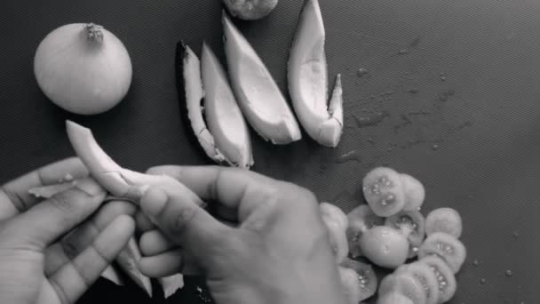 Rata Berbaring Tangan Orang Mempersiapkan Tomat Ceri Dan Alpukat — Stok Video
