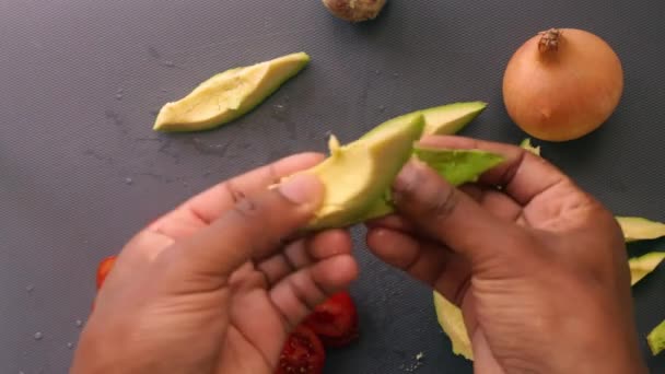 Colocação Plana Mãos Pessoa Preparando Tomates Cereja Abacate — Vídeo de Stock