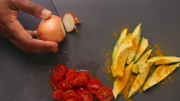 Colocação Plana Mãos Pessoa Preparando Tomates Cereja Abacate — Vídeo de Stock