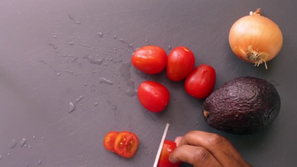 Ploché Ruce Připravují Cherry Rajčata Avokádo — Stock video