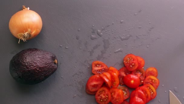 Pose Plate Mains Personne Préparant Tomates Cerises Avocat — Video