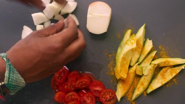 Leigo Plana Pessoa Preparando Tomates Cereja Abacate — Vídeo de Stock