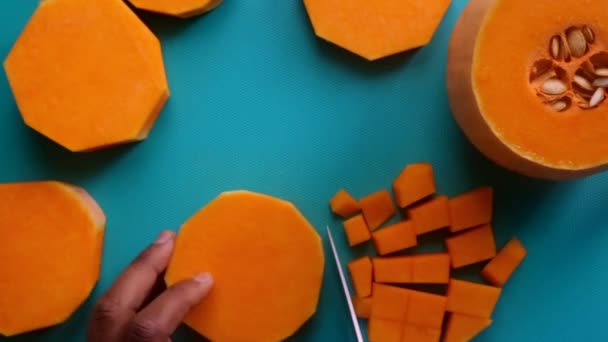 Platt Låg Utsikt Kock Förbereda Pumpa Butternut Squash Köket — Stockvideo