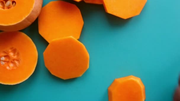 Flat Lay View Chef Préparant Courge Butternut Citrouille Dans Cuisine — Video