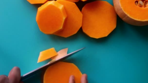 Flat Lay View Chef Préparant Courge Butternut Citrouille Dans Cuisine — Video