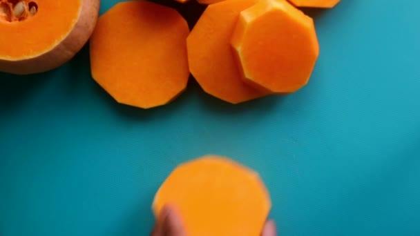 Flat Lay View Chef Préparant Courge Butternut Citrouille Dans Cuisine — Video