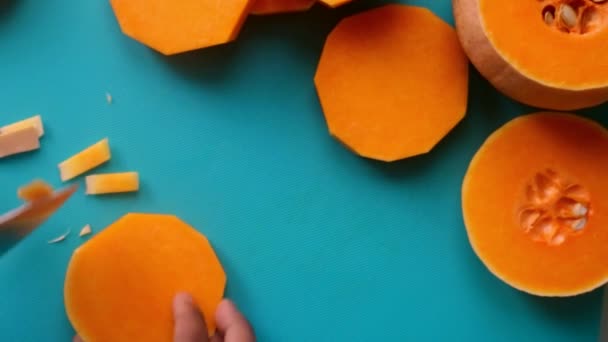 Platt Låg Utsikt Kock Förbereda Pumpa Butternut Squash Köket — Stockvideo