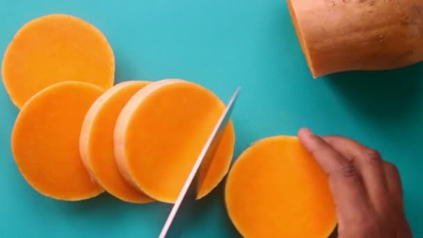 Platt Låg Utsikt Kock Förbereda Pumpa Butternut Squash Köket — Stockvideo