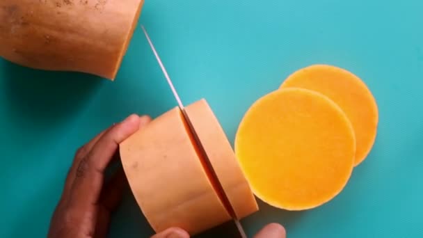 Flat Lay View Chef Préparant Courge Butternut Citrouille Dans Cuisine — Video