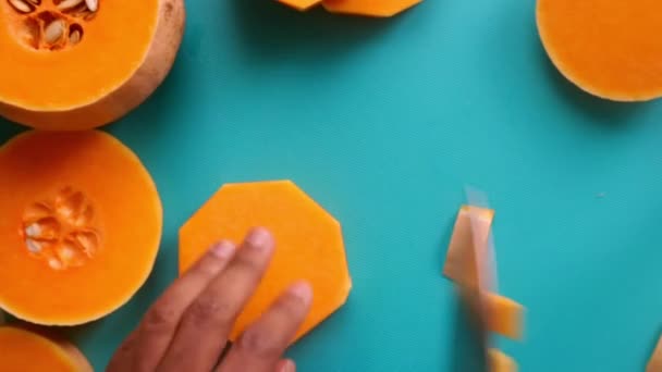 平面図カボチャのバターナッツカボチャを準備する人 — ストック動画