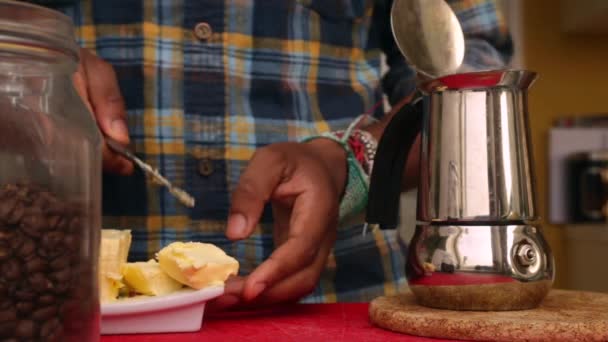 Persona Haciendo Café Prueba Balas Con Mantequilla Aceite Mct — Vídeos de Stock