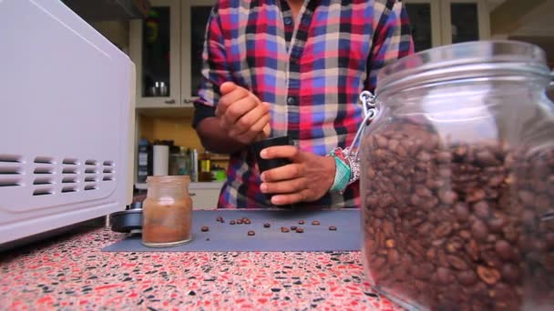 在厨房里人工研磨咖啡豆的人 — 图库视频影像