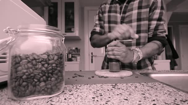 Personne Broyage Manuel Des Grains Café Dans Cuisine — Video