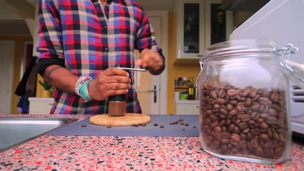 Άτομο Χέρι Άλεση Κόκκους Καφέ Στην Κουζίνα — Αρχείο Βίντεο