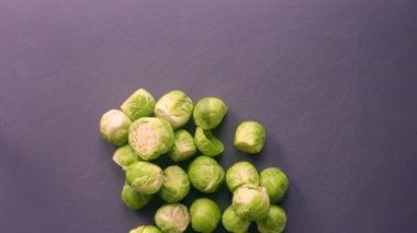 90 derece manzara şefi tatlı patates ve brussel lahanası hazırlıyor.