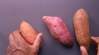 90 derece manzara şefi tatlı patates ve brussel lahanası hazırlıyor.