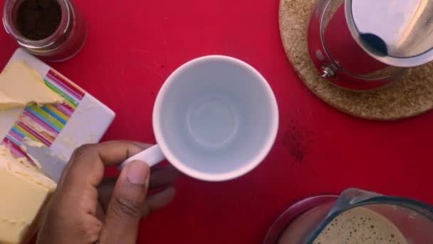 Grau Pessoa Fazendo Café Com Manteiga Óleo Mct — Vídeo de Stock