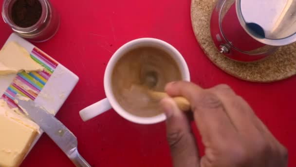 90度用黄油和Mct油煮咖啡的人 — 图库视频影像