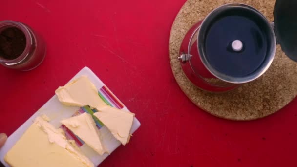 Grau Pessoa Que Prepara Café Com Manteiga Óleo Mct — Vídeo de Stock