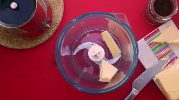 Grau Pessoa Que Prepara Café Com Manteiga Óleo Mct — Vídeo de Stock