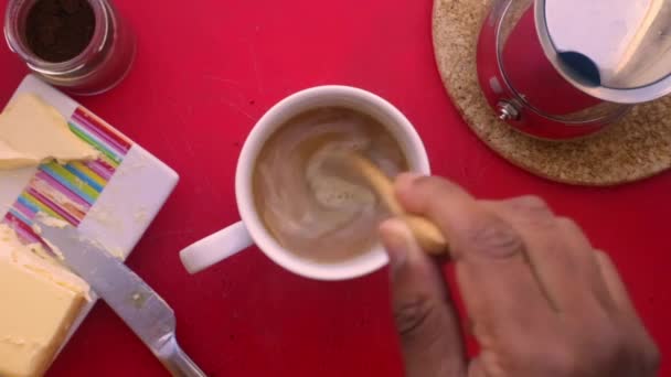 Grau Pessoa Fazendo Keto Café Com Manteiga Óleo Mct — Vídeo de Stock