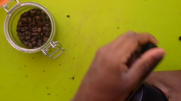 手動で焙煎したコーヒー豆を粉砕する人のフラットレイアウト — ストック動画