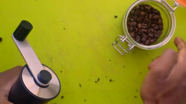 Плоский Укладка Человека Вручную Шлифовка Жареный Кофе Зернах — стоковое видео