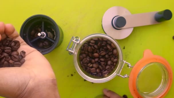 Плоский Укладка Человека Вручную Шлифовка Жареный Кофе Зернах — стоковое видео