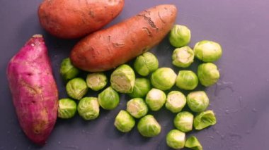 90 derece şef tatlı patates ve brussel lahanası hazırlıyor.