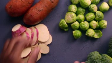 90 derece şef tatlı patates ve brussel lahanası hazırlıyor.