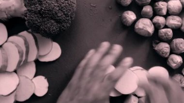 90 derece şef tatlı patates ve brussel lahanası hazırlıyor.