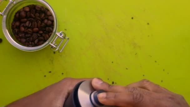 Flache Lage Von Person Die Geröstete Kaffeebohnen Manuell Mahlt — Stockvideo