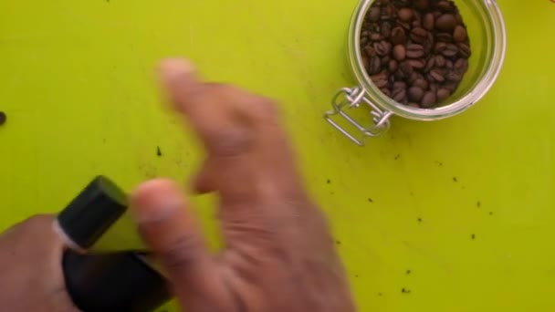 Puesta Plana Persona Moliendo Manualmente Granos Café Tostados — Vídeos de Stock