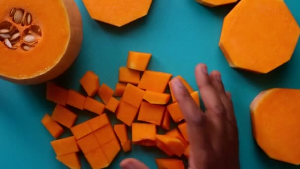 Flat Lay Vidéo Personne Mains Préparant Courge Butternut Citrouille — Video